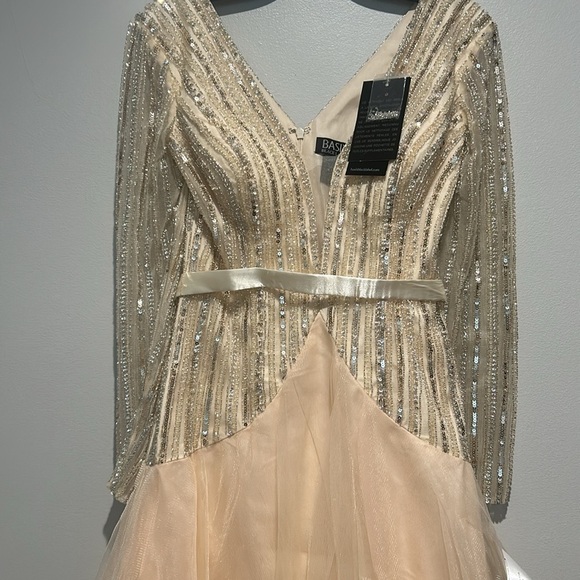 BASIX BLACK LABEL LONG SLEEVE SEQUINED GOWN IN CHAMPAGNE SIZE 6 - Picture 11 of 16